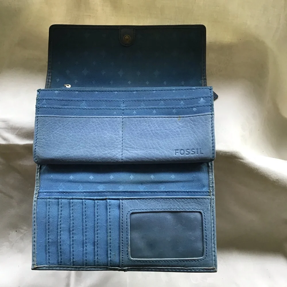 FOSSIL PURSE AND WALLET - Picture 11 of 15